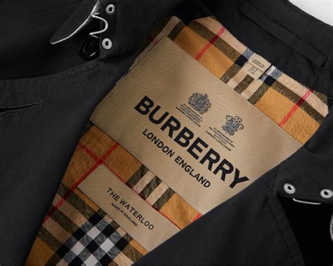 Lusso al palo con Burberry, il gruppo vede mesi difficili